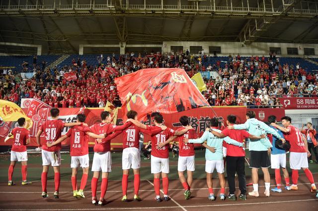 每体：莱万首选与巴萨续约，但也已开始研究其它联赛的报价