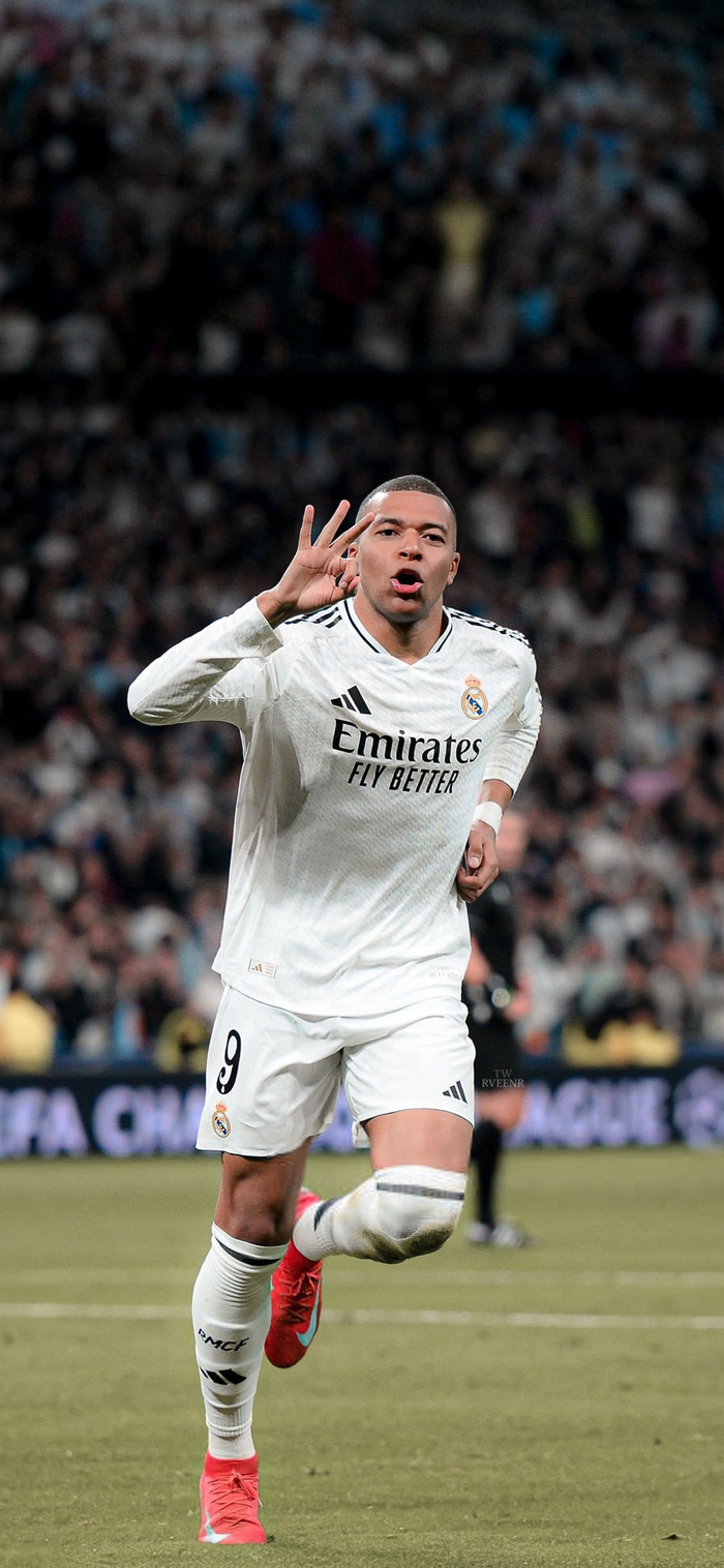 另一个半球的思念，奥斯卡晒出在家观看海港亚冠比赛照片