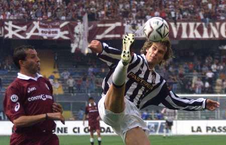 成都蓉城主帅徐正源获三年合同，球队续约并引进强援，有望冲击双冠王。