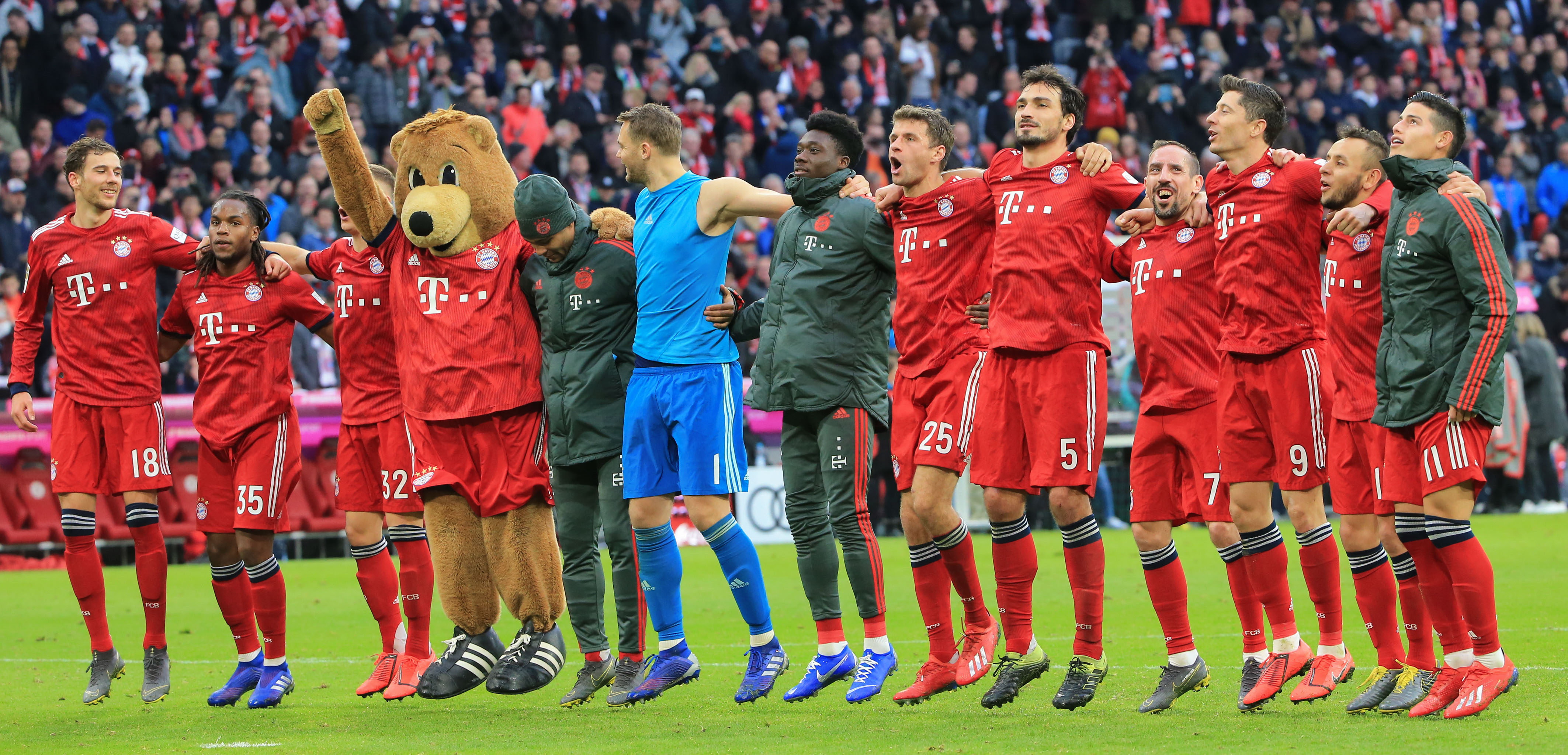 传统环节，利物浦全队戴圣诞帽在训练场拍大合照（利物浦延续传统：全队戴圣诞帽训练场合影）